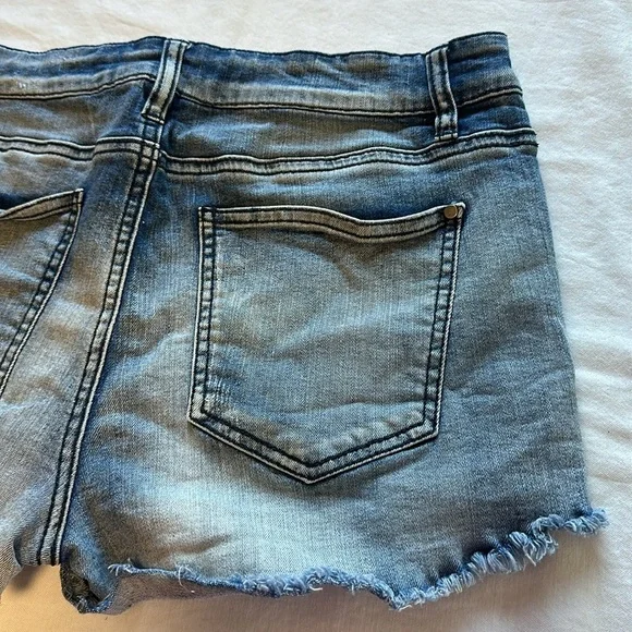 Design Lab Distressed Denim Jean Shorts - Picture 8 of 9